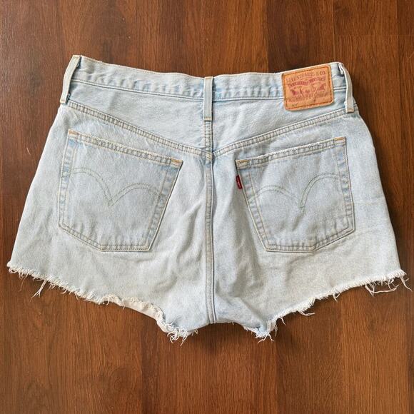 Levi’s 501 Button Fly Shorts Light Wash Denim Casual Preppy Festival Sz 30 - Picture 2 of 7